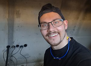 En person som jobbar som elektriker.