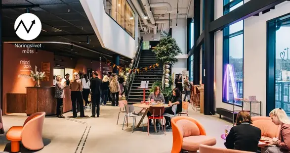"Näringslivet möts", människor samlas i en ljus, modern inredning med en trappa och stora fönster.