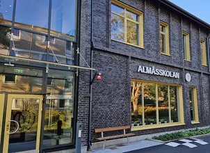 Ingång med ramp och trappor till Almåsskolan