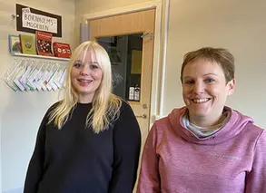 två pedagoger på avdelningen ler in i kameran