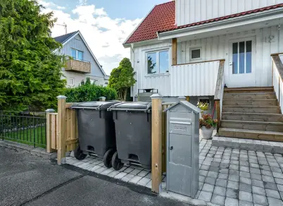Fyrfackskärl för hemsortering vid villa.